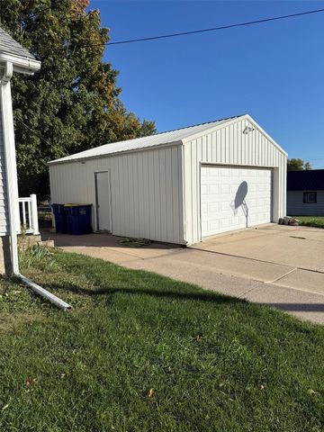 812 E 9th Street, Vinton, IA 52349