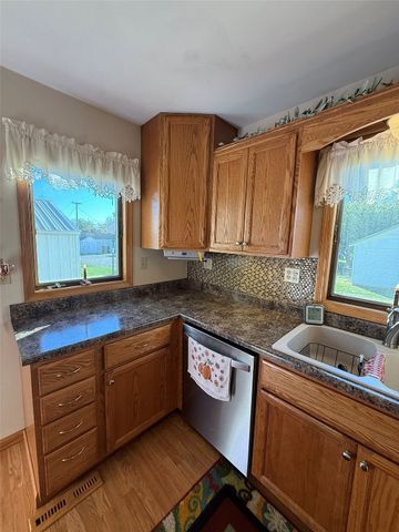 812 E 9th Street, Vinton, IA 52349