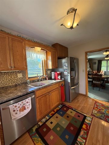 812 E 9th Street, Vinton, IA 52349