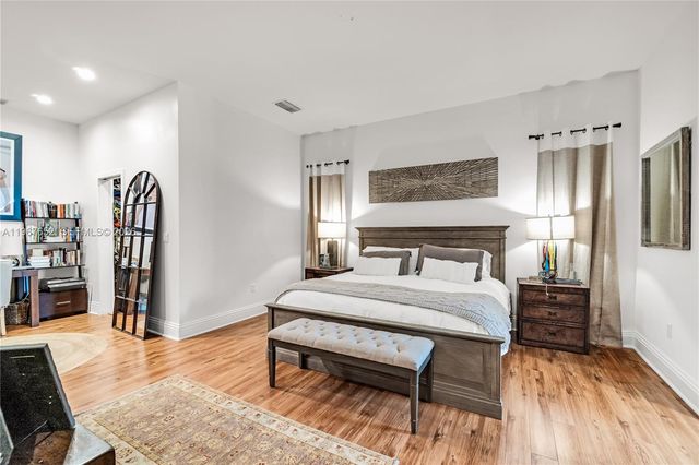 2752 Brickell Ct, Miami, FL 33129