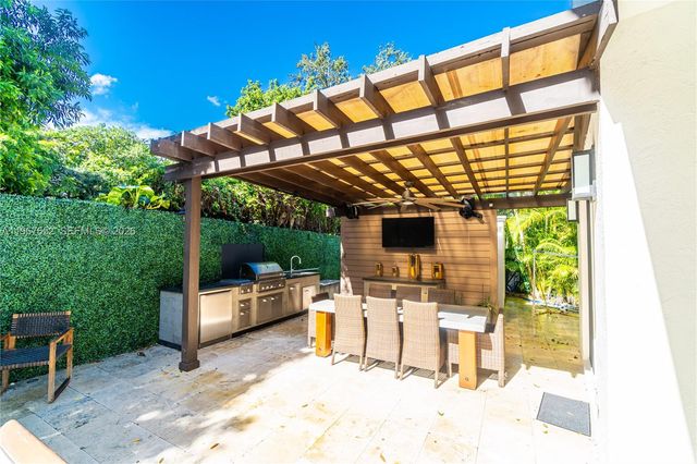 2752 Brickell Ct, Miami, FL 33129