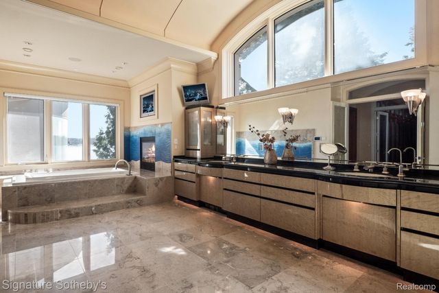 82 CHATEAUX DU LAC, Fenton Charter Township, MI 48430