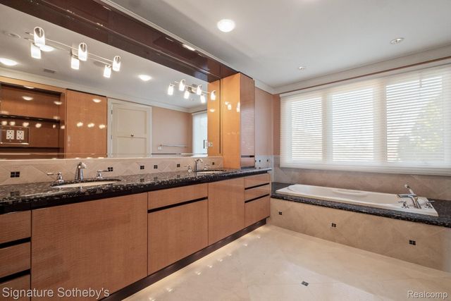 82 CHATEAUX DU LAC, Fenton Charter Township, MI 48430