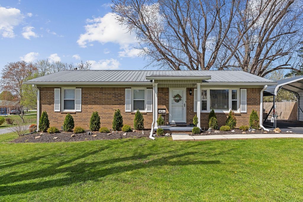 645 Parkway Dr, Smithville, TN 37166