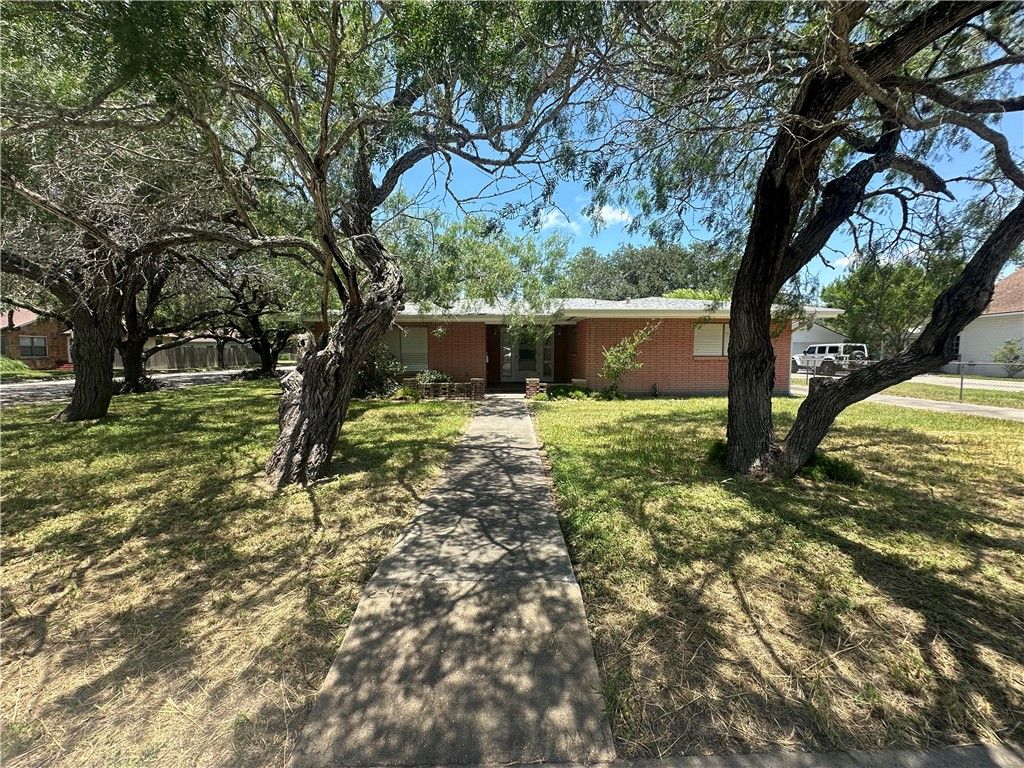 901 E Fulton St, Sinton, TX 78387 — exterior