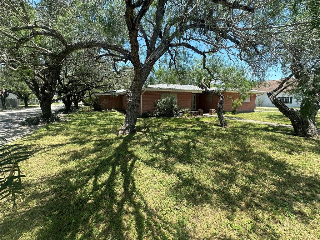 901 E Fulton St, Sinton, TX 78387 — photo 2