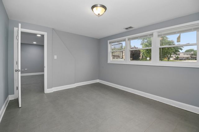 8836 Oakwood Drive, Hickory Hills, IL 60457