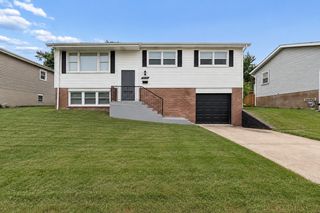 8836 Oakwood Drive, Hickory Hills, IL 60457