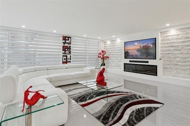2751 S Ocean Drive 301S, Hollywood, FL 33019