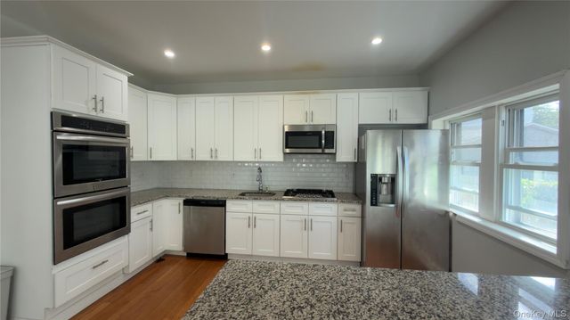 10 Greenwich Avenue 1, Bayville, NY 11709