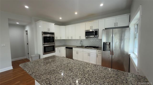 10 Greenwich Avenue 1, Bayville, NY 11709