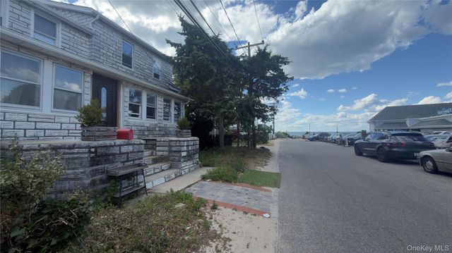 10 Greenwich Avenue 1, Bayville, NY 11709