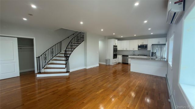 10 Greenwich Avenue 1, Bayville, NY 11709