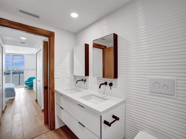 325 S Biscayne Boulevard 1423, Miami, FL 33131