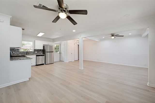 1102 E Lovers Lane, Arlington, TX 76010