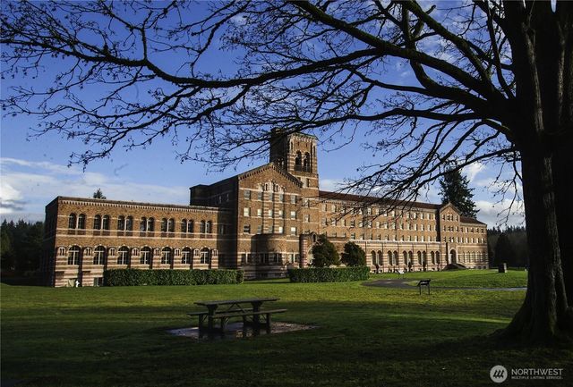 13720 Holmes Point Drive, Kirkland, WA 98034