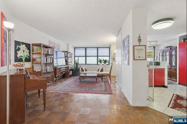 7002 JFK Blvd E 6D, Guttenberg, NJ 07093