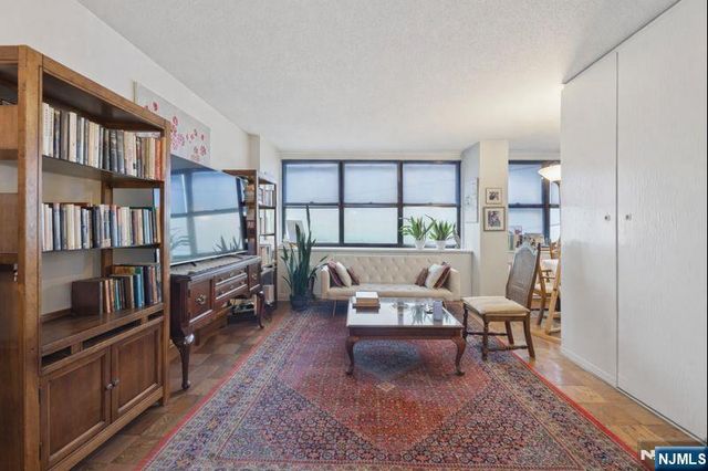 7002 JFK Blvd E 6D, Guttenberg, NJ 07093