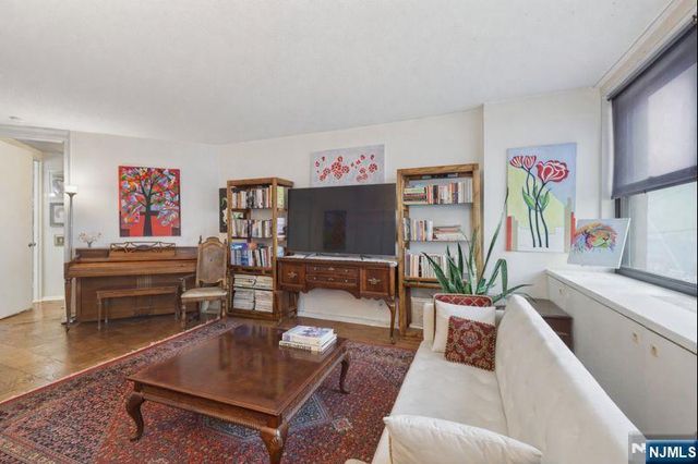 7002 JFK Blvd E 6D, Guttenberg, NJ 07093