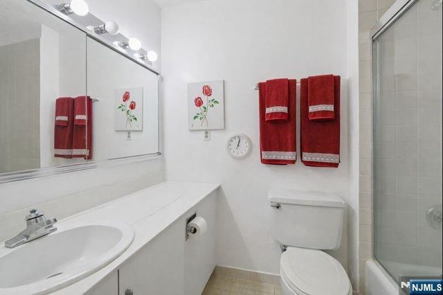 7002 JFK Blvd E 6D, Guttenberg, NJ 07093