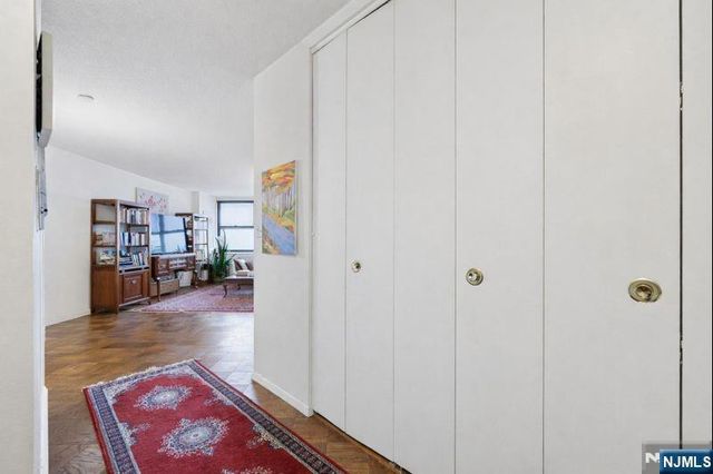 7002 JFK Blvd E 6D, Guttenberg, NJ 07093