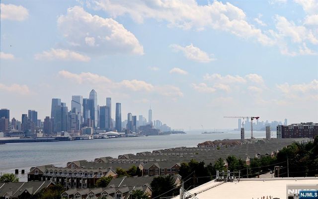 7002 JFK Blvd E 6D, Guttenberg, NJ 07093