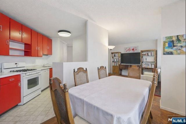 7002 JFK Blvd E 6D, Guttenberg, NJ 07093