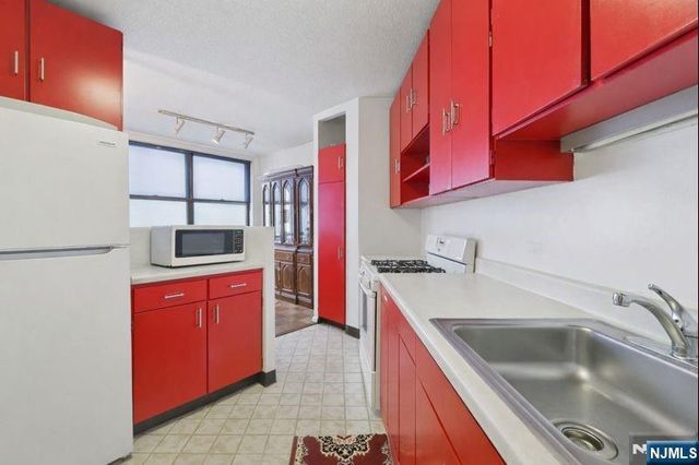 7002 JFK Blvd E 6D, Guttenberg, NJ 07093