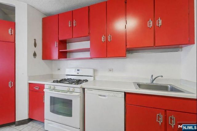 7002 JFK Blvd E 6D, Guttenberg, NJ 07093