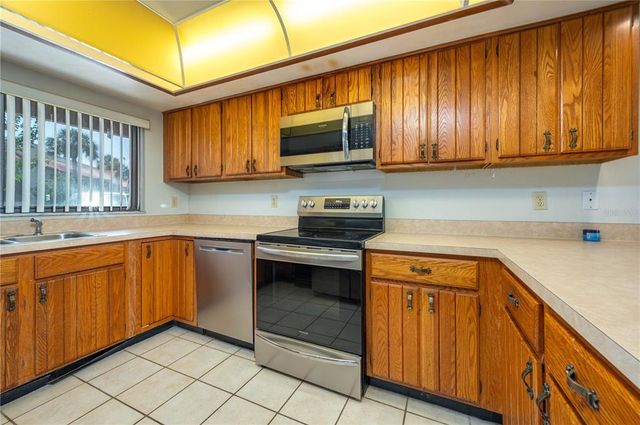 5102 VILLAGE COURT E-2, Lake Wales, FL 33898