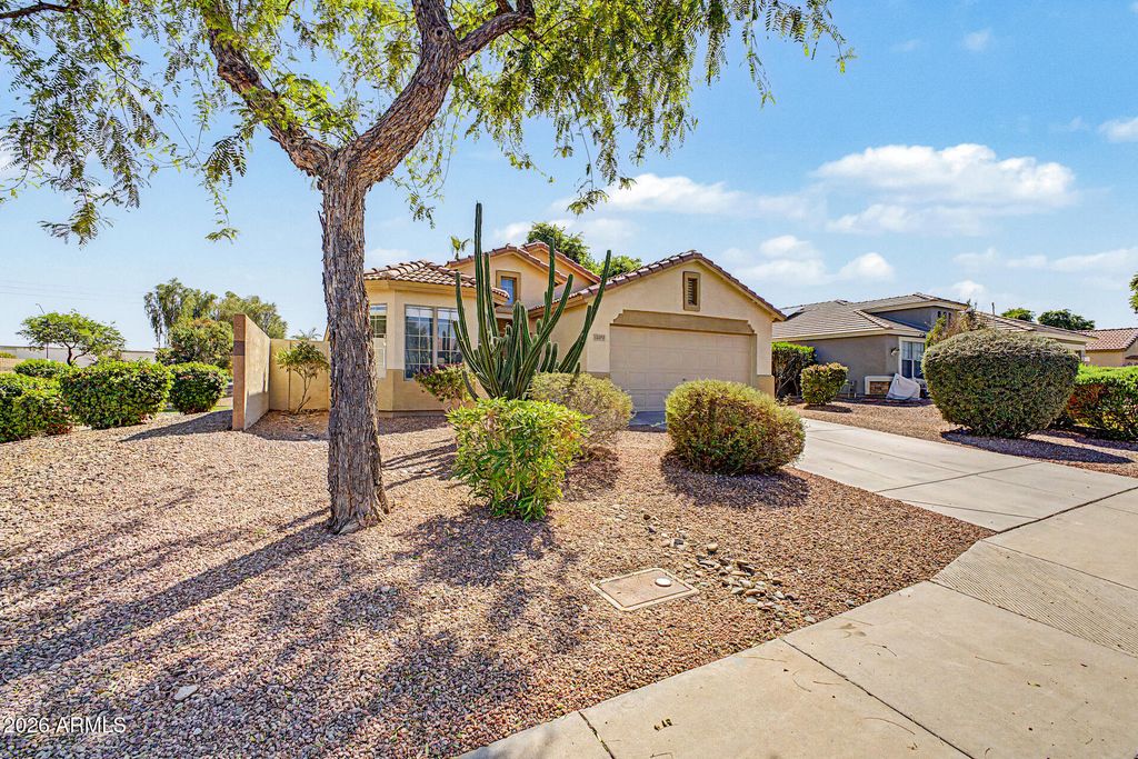 13373 W BOCA RATON Road, Surprise, AZ 85379 — exterior