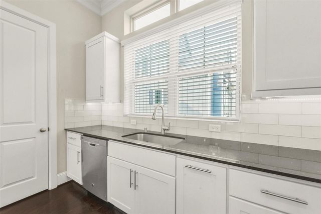 734 N Shepherd Drive, Houston, TX 77007