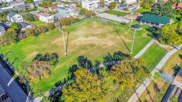 734 N Shepherd Drive, Houston, TX 77007