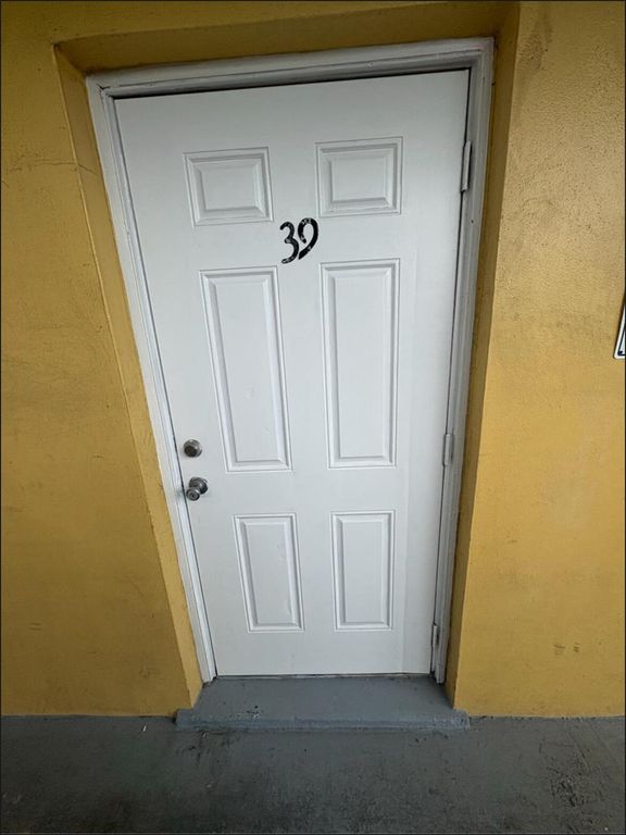 1501 Crescent Circle E39, Lake Park, FL 33403