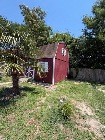 30 Holiday DR, Hampton, VA 23669