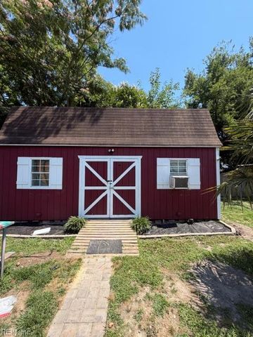 30 Holiday DR, Hampton, VA 23669