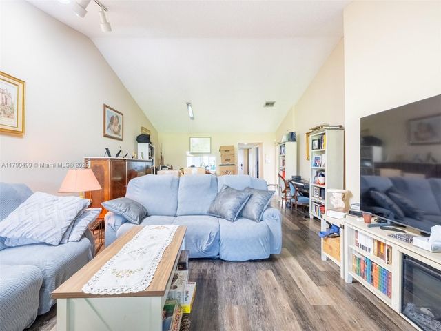 370 Fairway Cir 13, Weston, FL 33326
