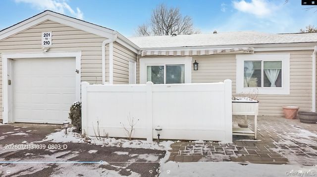 203 Cabot Court S, Saint James, NY 11780