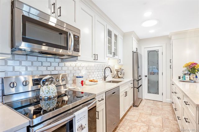 203 Cabot Court S, Saint James, NY 11780