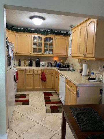 2735 NE 28 Court, Lighthouse Point, FL 33064