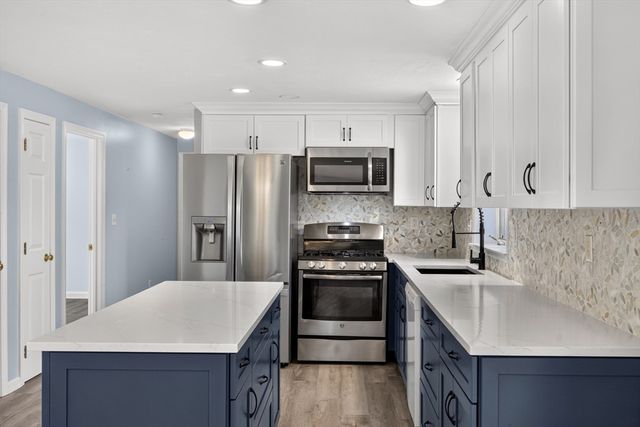 12 Cransbourne Cir, Mashpee, MA 02649