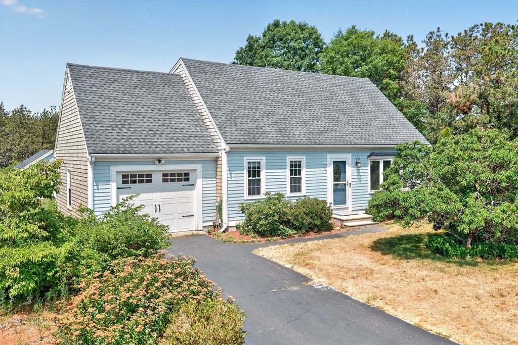 12 Cransbourne Cir, Mashpee, MA 02649