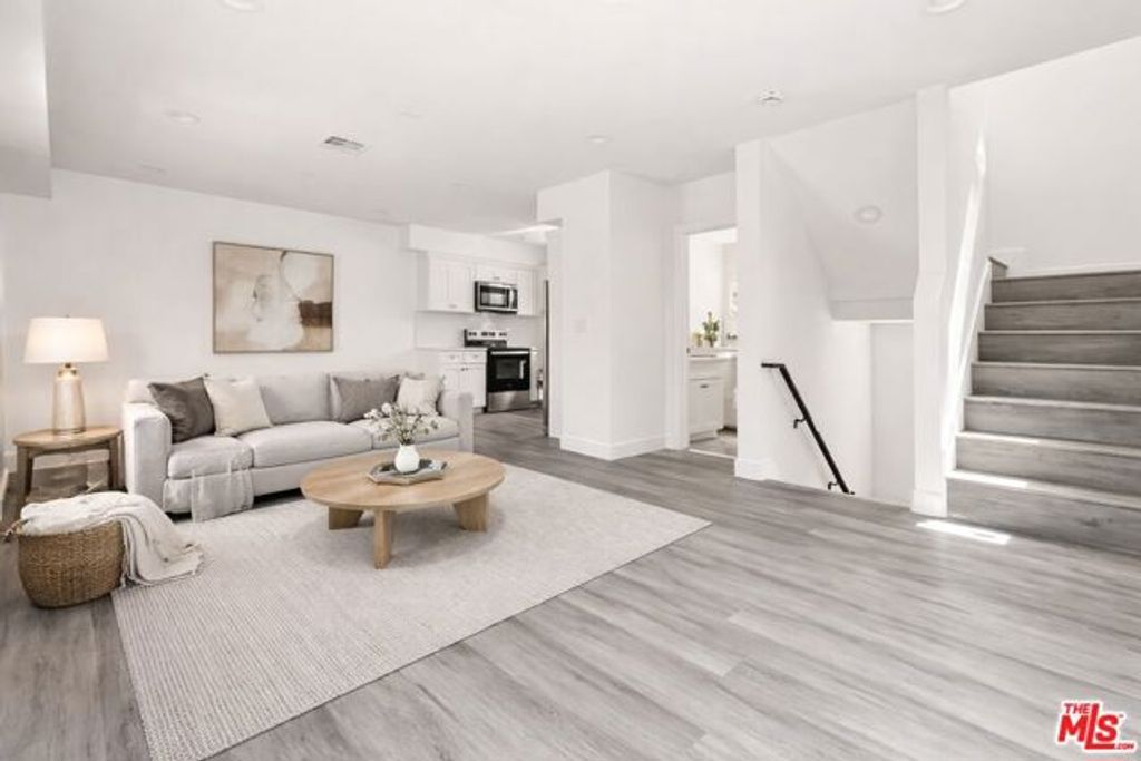 2936 West Boulevard B, Los Angeles, CA 90016
