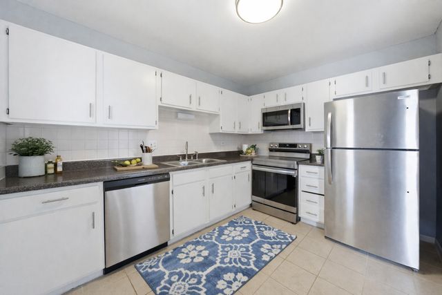 5 E Carriageway Drive 308, Hazel Crest, IL 60429