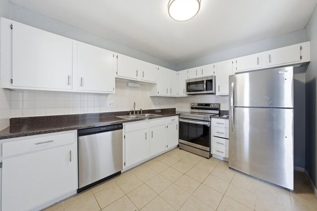 5 E Carriageway Drive 308, Hazel Crest, IL 60429