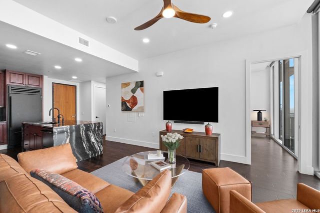 610 E Market St Unit 2706, San Antonio, TX 78205