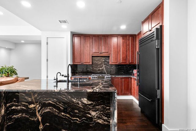 610 E Market St Unit 2706, San Antonio, TX 78205