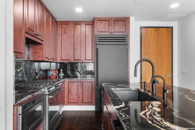 610 E Market St Unit 2706, San Antonio, TX 78205