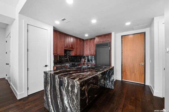 610 E Market St Unit 2706, San Antonio, TX 78205