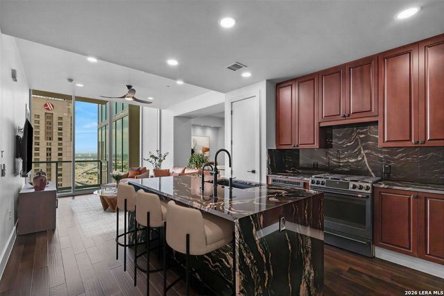 610 E Market St Unit 2706, San Antonio, TX 78205